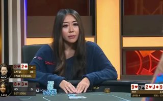 德州扑克:Maria Ho在黄金游戏单挑赛中对Junglema 的大诈唬!