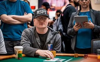 A-high泡沫线抓鸡保命翻倍，赢下WSOP主赛生死战