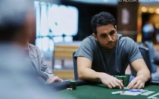 两手牌输光600万筹码！从领跑到出局只用了20分钟 | WSOP主赛惊天反转