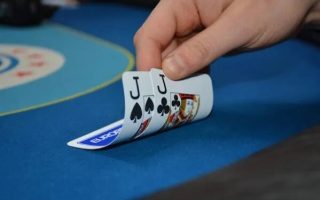 【锦标赛】这手JJ，在K-K-8翻牌面面对加注，为什么必须跟？