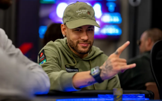 【内马尔】手持66全下，却倒在河牌一张K：距离SCOOP冠军究竟还有多远？