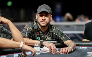 【内马尔】在周末先当了回“泡沫男孩”,随后又在豪客赛中屈居亚军