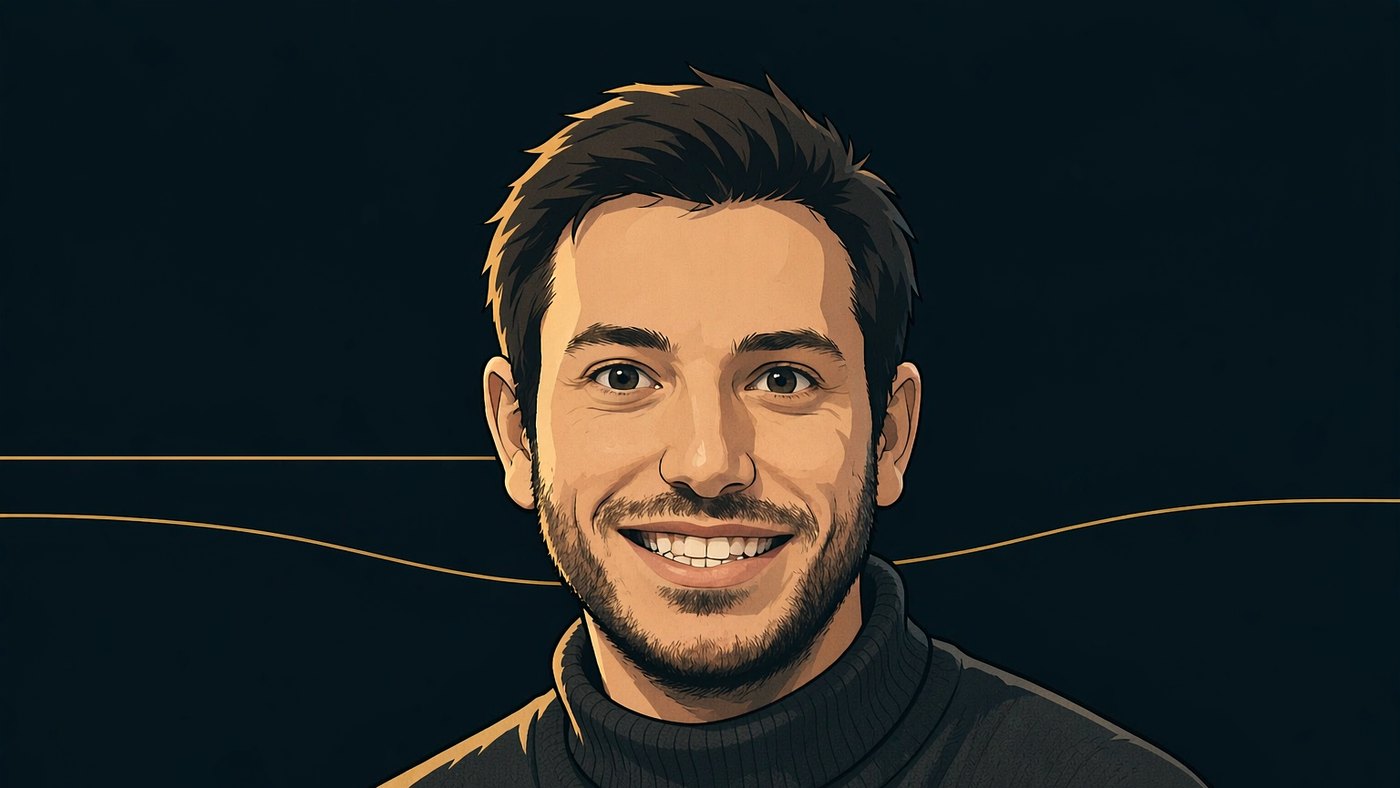 人物志封面插画:一位三十多岁的白人男性,半身居中偏上,正面看向观者、露齿而笑;深棕近黑的短发、额角略微后退,浓密的深色短络腮胡连着唇髭,方形脸、下颌线清晰,眉毛较浓。不戴帽子、不戴眼镜,双手不在画面内。穿深色高领针织衫。暖金色边光自画面左侧勾出发际、颊线与同侧肩线,暗面偏冷蓝。背景为深靛蓝近冷黑的空场,身后一道极细的暖金水平线横贯画面,行至人物身后时向下弯出一个很浅的弧度、随后回到原高度继续向右;线全程位于人物身后,未与头部或脸部交叠。画面内无任何文字、数字、字母或图案。