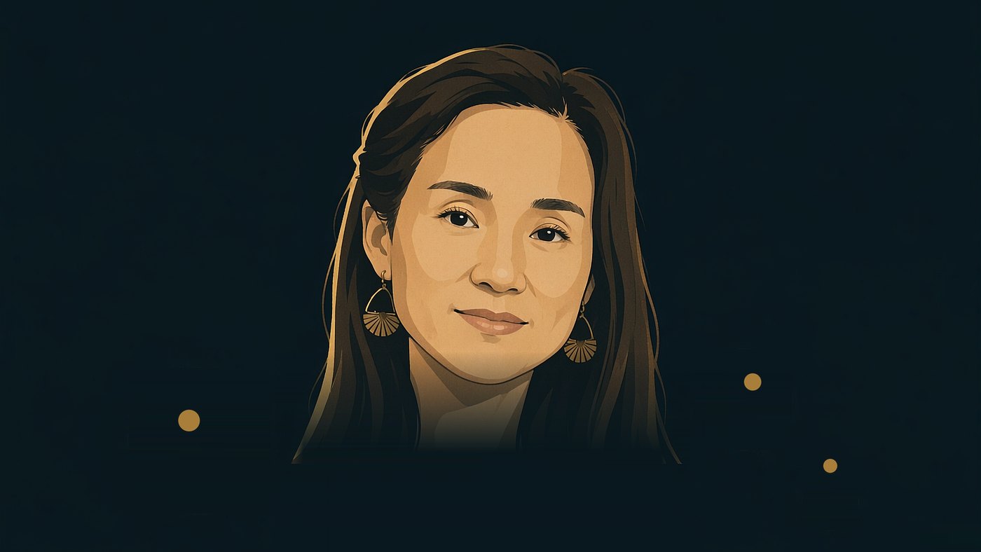 人物志封面插画:一位三十岁上下的亚裔女性,半身居中、面部正对观者,双唇闭合、嘴角平缓。深棕色长发从中缝向两侧披落、垂过双肩,发梢散在暗底上;发际自然,鬓发贴颊。眉毛深棕、中等粗细、略弯;眼睛深棕、杏仁形,目光平直;鼻梁挺直、鼻头适中;唇形饱满;脸型偏鹅蛋形,下颌收窄、下巴圆润。双耳戴金质扇形垂坠耳饰。上身穿近乎黑色的圆领上衣,没有任何印花。躯干自然融进暗底,画面下缘没有横切边。暖金色边光自画面左侧勾出发际、颊线与同侧肩线,暗面偏冷。背景为深靛蓝近冷黑的空场;人物身后的空场里散落三枚暖金色实心圆点,大小各不相同,一枚在画面左下、一枚在画面右侧偏上、最小的一枚落在右下角,三点之间没有任何连线,也都不与头部、脸部或肩部交叠。画面内无任何文字、数字、字母或图案,也没有手。