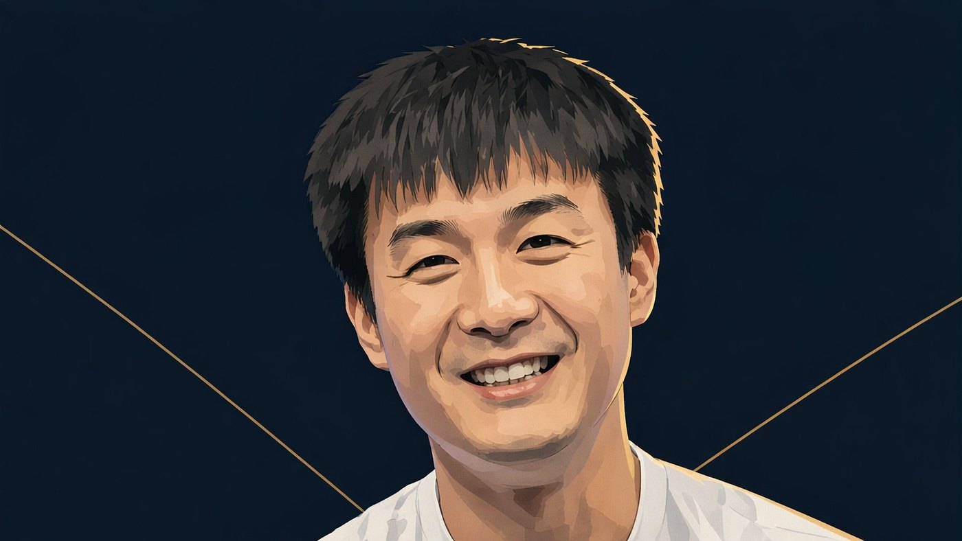 人物意象插图:一位三十岁上下的亚洲男性半身像,黑色短发、额前碎发,圆润脸型,细眉,笑眼带鱼尾纹,露齿而笑,浅白圆领短袖;深靛蓝近黑底,暖金边光自右侧勾出轮廓;身后一道极细的暖金细线自左上落下,在人物身后探到最低点后向右回升,构成一个舒缓的浅 V