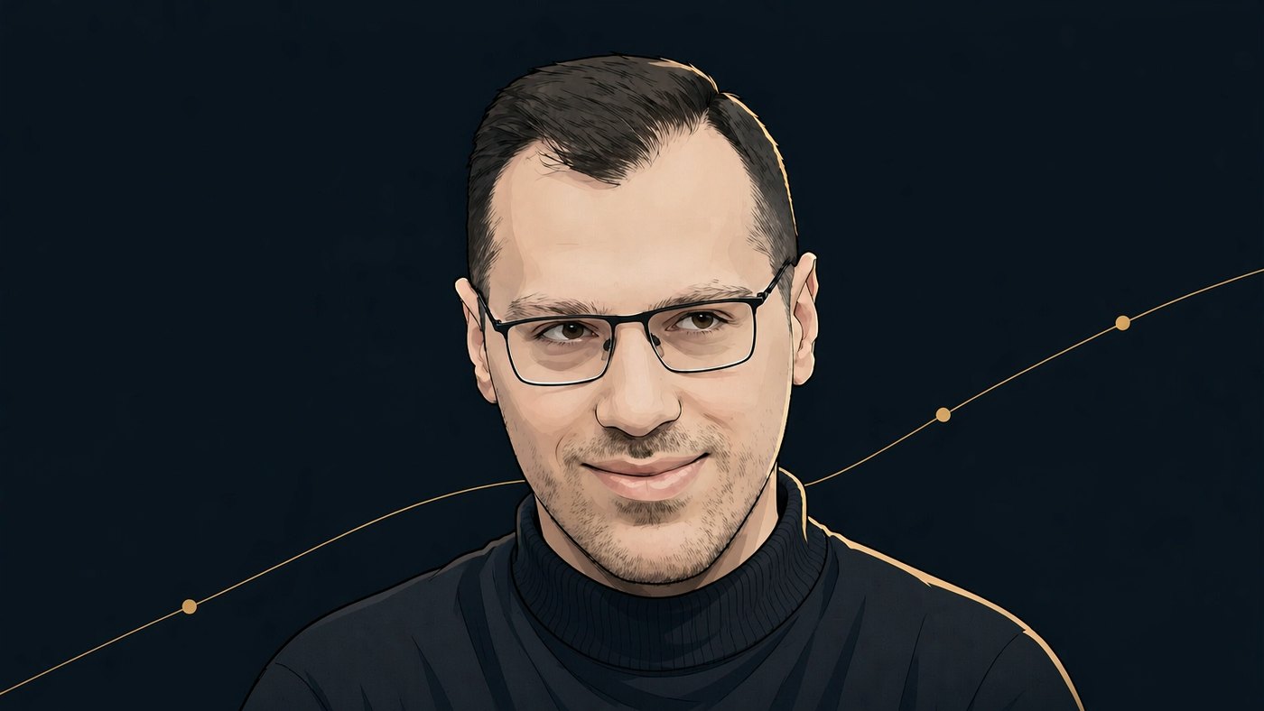 人物志封面插画：一位二十多岁的白人男性，半身居中偏上，戴一副细黑框长方形眼镜、镜片通透可见双眼；深棕近黑的短发向后梳、两侧剪短，高额头、发际线在额角略微后退；方形脸、下颌线硬朗，唇上与下颌有淡色短胡茬，嘴角微扬，正面看向观者。穿深色高领针织衫，双手不在画面内。暖金色边光自画面右侧勾出发际、耳侧、颊线与同侧肩线，暗面偏冷蓝。背景为深靛蓝近冷黑的空场，身后一道极细的暖金斜线自画面左下缓缓升向右上，线上等距串着三枚实心暖金圆点，线全程位于人物身后、未与头部或脸部交叠。画面内无任何文字、数字、字母或图案。