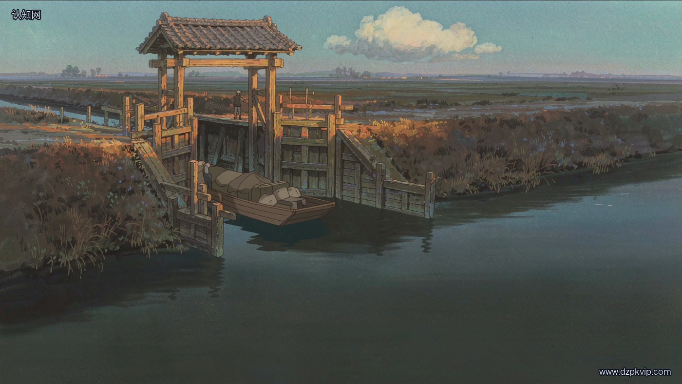 傍晚的内河上,一道盖着灰瓦小屋顶的双门船闸横跨河道,两门之间的闸室里停着一艘盖着粗布与麻袋的平底粮船,一位工人背对镜头站在岸边木桩旁,两岸是干草与芦苇,天上一大朵积云