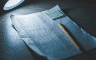 它说「根据研究显示」，十条引用能对上不到两条