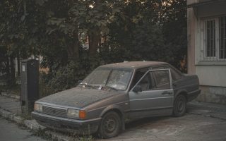 一辆掀了盖的车，几天就被拆空